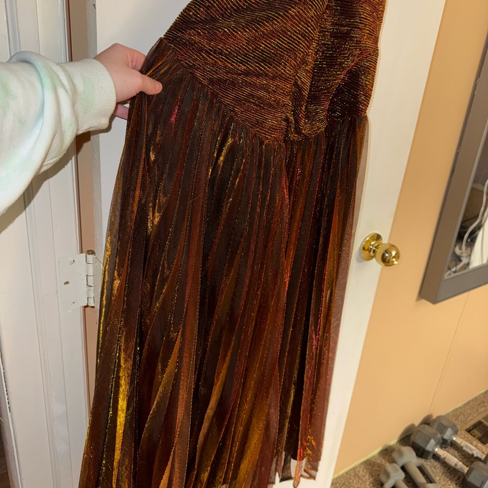 Anewsta Metallic Pleated Glossy Hemline Dress Maxi - Picture 7 of 9
